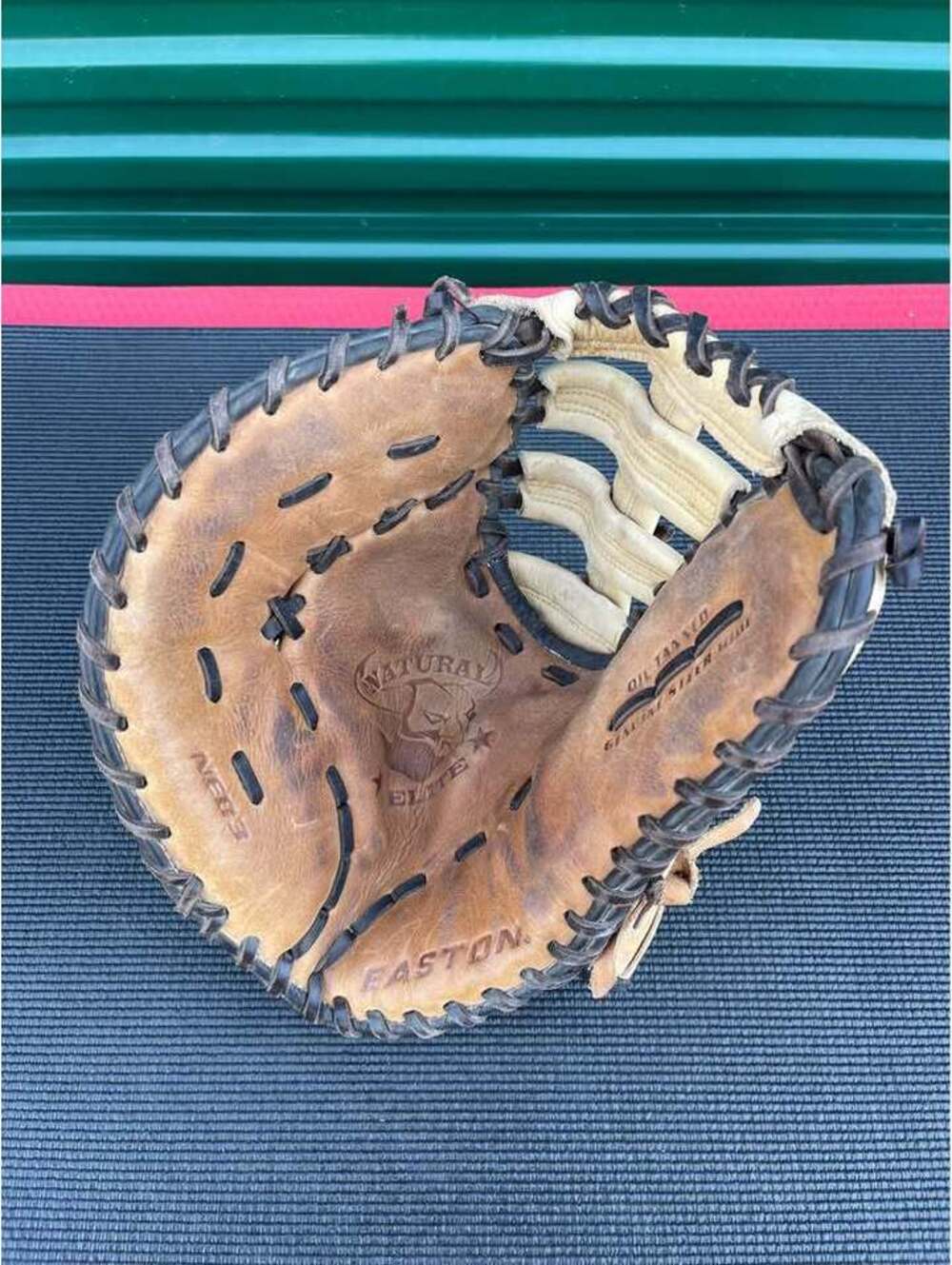 Easton Natural Elite NEB3 Catcher Mitt Oil Tanned Steerhide Leather LHT